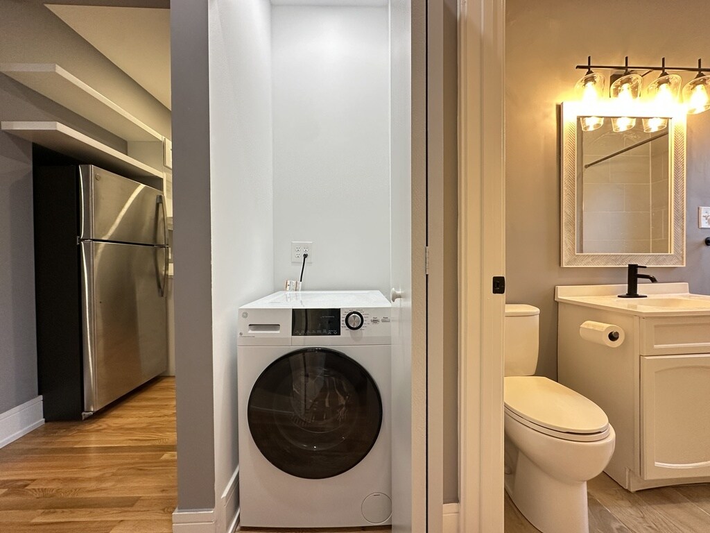 Building Photo - 639 W Cornelia Ave