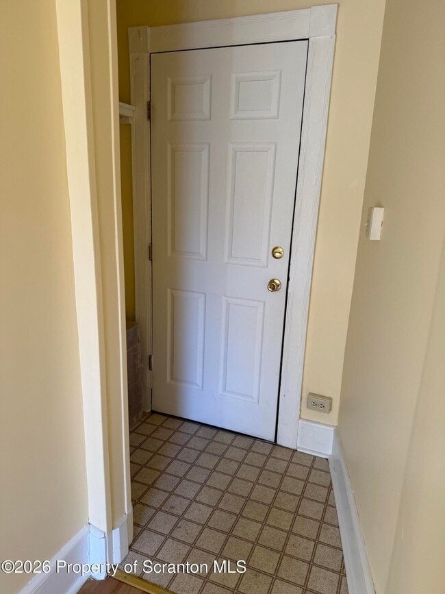 Building Photo - 709 Main St