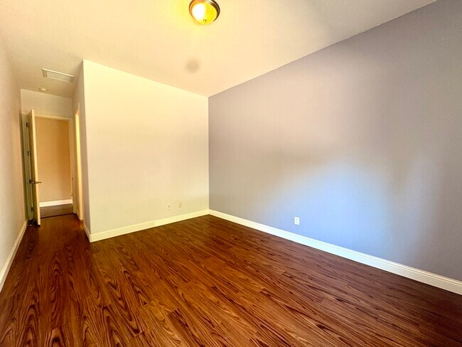 Building Photo - Beautiful 3 Bedroom, 2 Bathroom Home Walking Distance To The Fountains / Galleria!