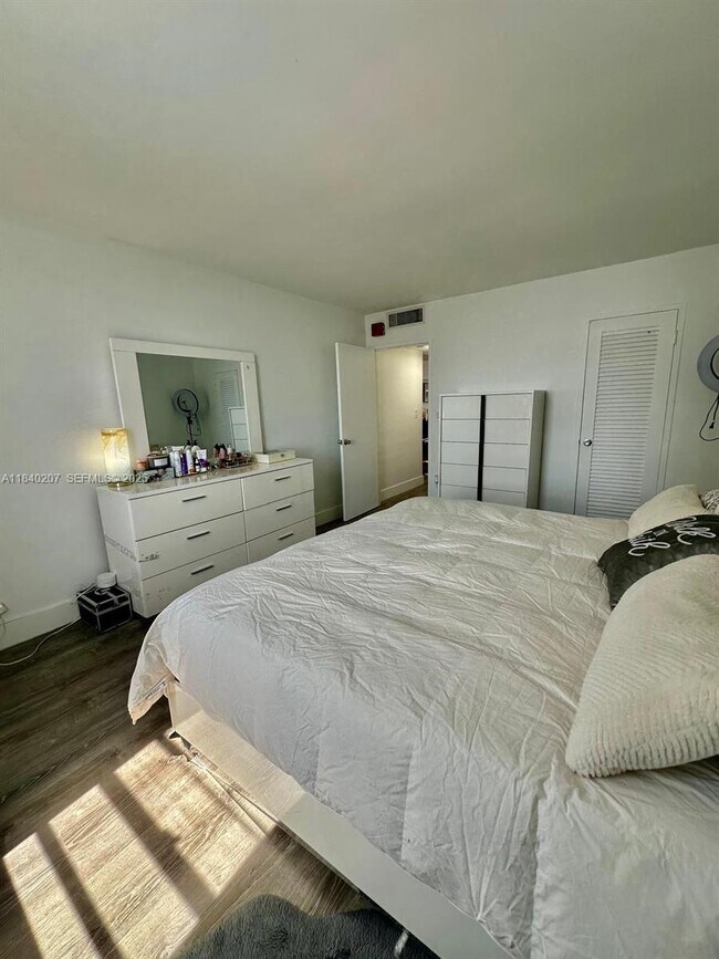 Building Photo - 1865 79th Street Causeway