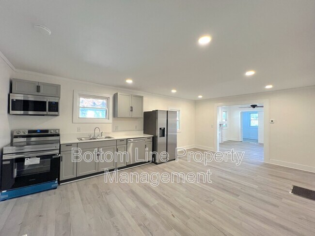 Building Photo - 218 Norwood Dr