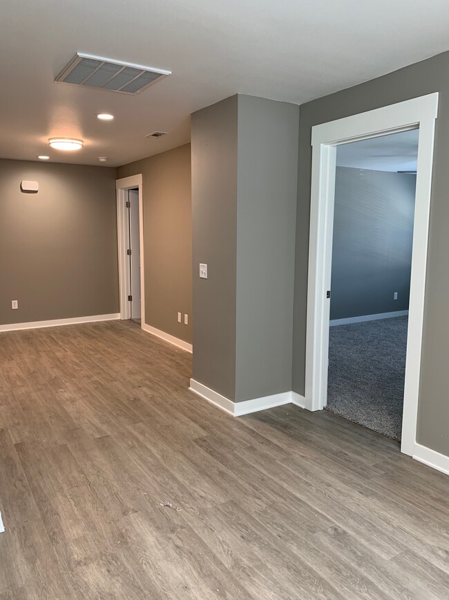 Livingroom - 400 E Twin Springs St