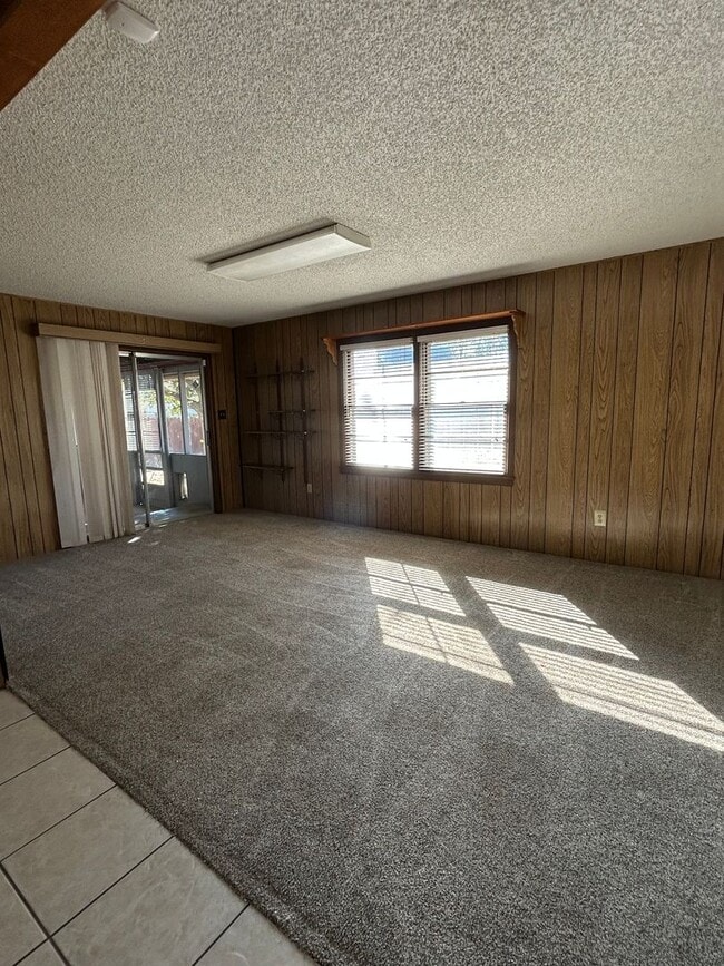 Building Photo - Charming Family Home Near John Ireland Ele...