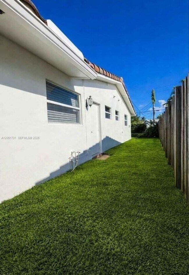 Building Photo - 5340 NE 17TH TER # 1-2 FORT LAUDERDALE, FL 33334