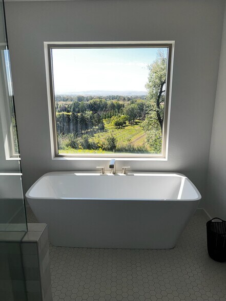 Master Bathroom - 5014 Justin Ln