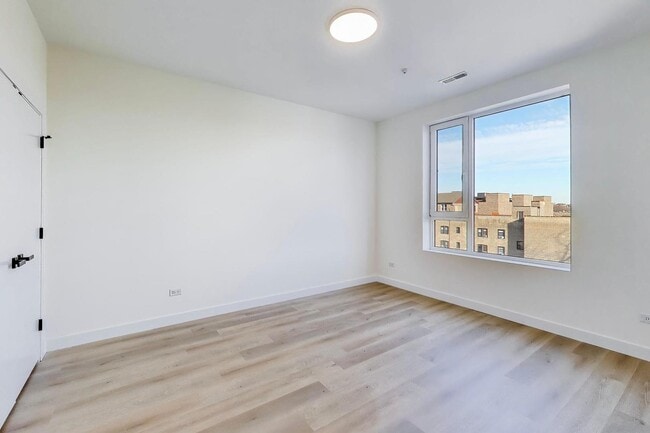 Building Photo - 1950 W Lawrence Ave