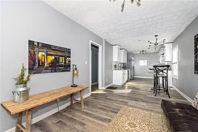 Building Photo - SOUTH BROAD RIPPLE 2 BEDROOM W/BASEMENT RECENTLY UPDATED