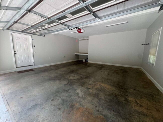 Building Photo - Beautiful Home Available Immediately in Se...