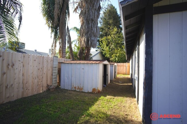 Building Photo - Charming home is Oildale!