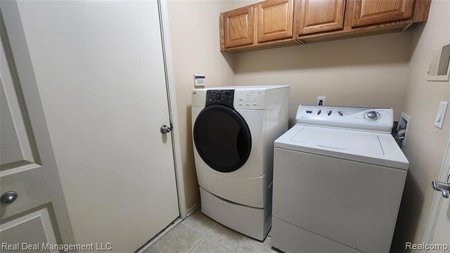 Building Photo - 6146 Lone Oak Cir