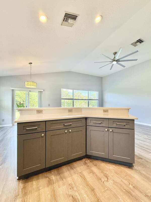 Building Photo - 838 Addison Dr NE