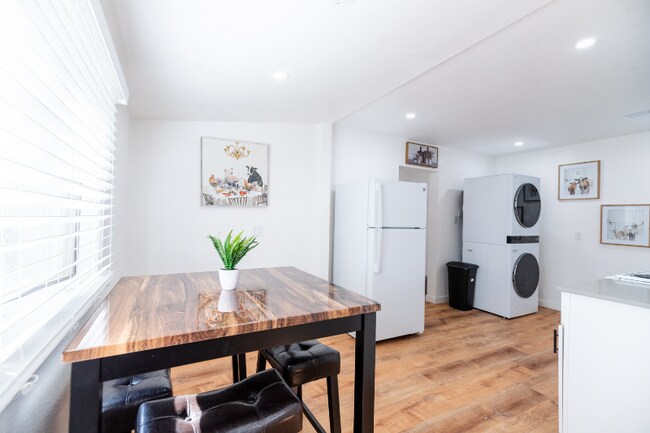 Building Photo - 600 E 8th St