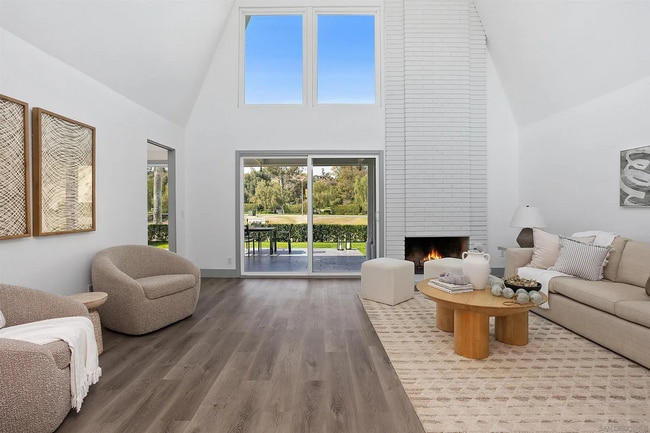 Building Photo - STUNNING HOME WITH GOLF COURSE VIEW IN WHI...