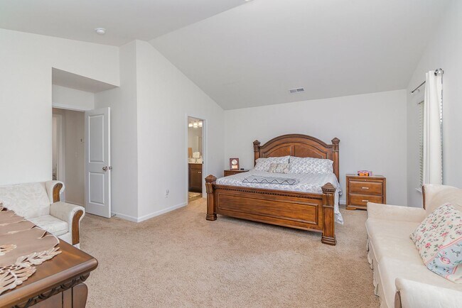 Building Photo - MOVE-IN READY!