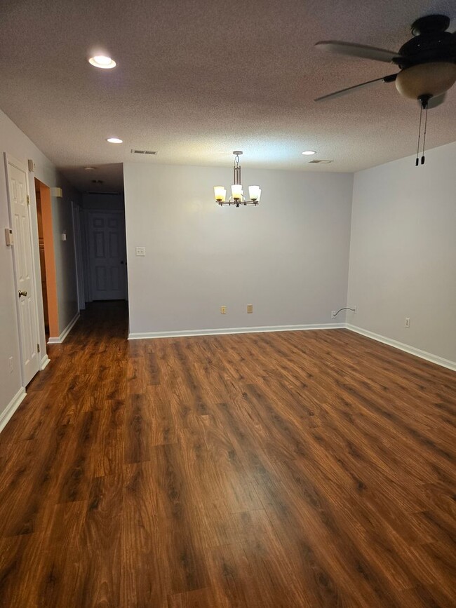 Building Photo - Spacious 4 bedroom 3 bath single family ho...