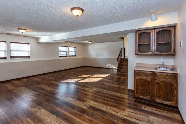 Building Photo - 7673 Safari Cir