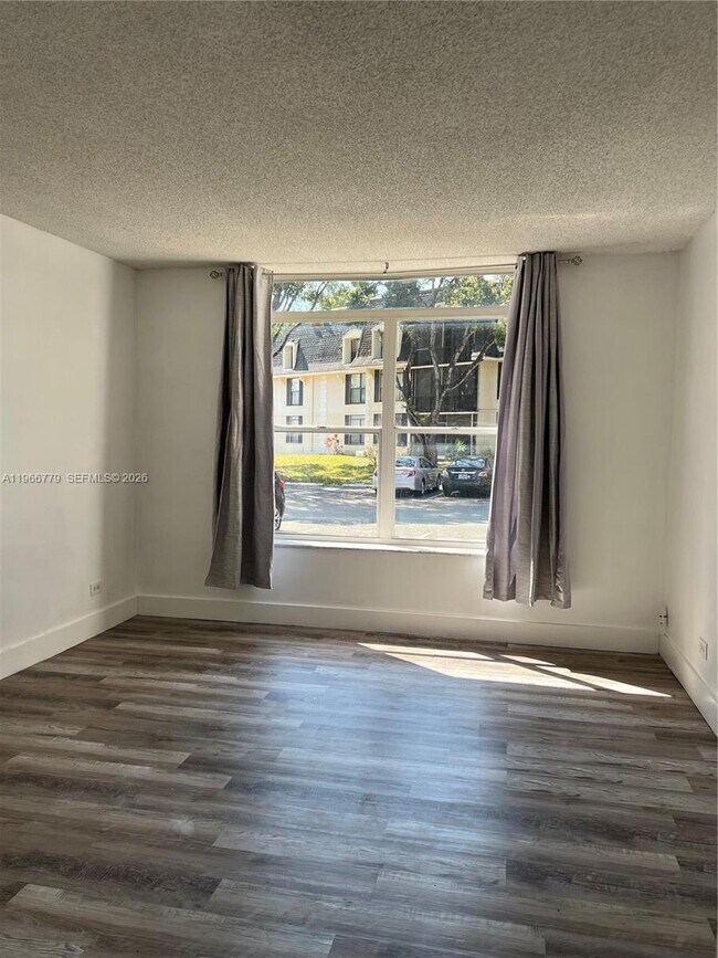 Building Photo - 3690 Inverrary Dr