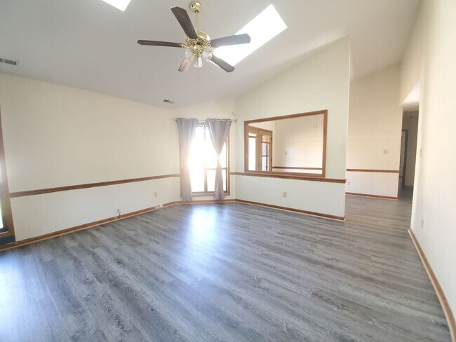Building Photo - 545 Auburndale Ln