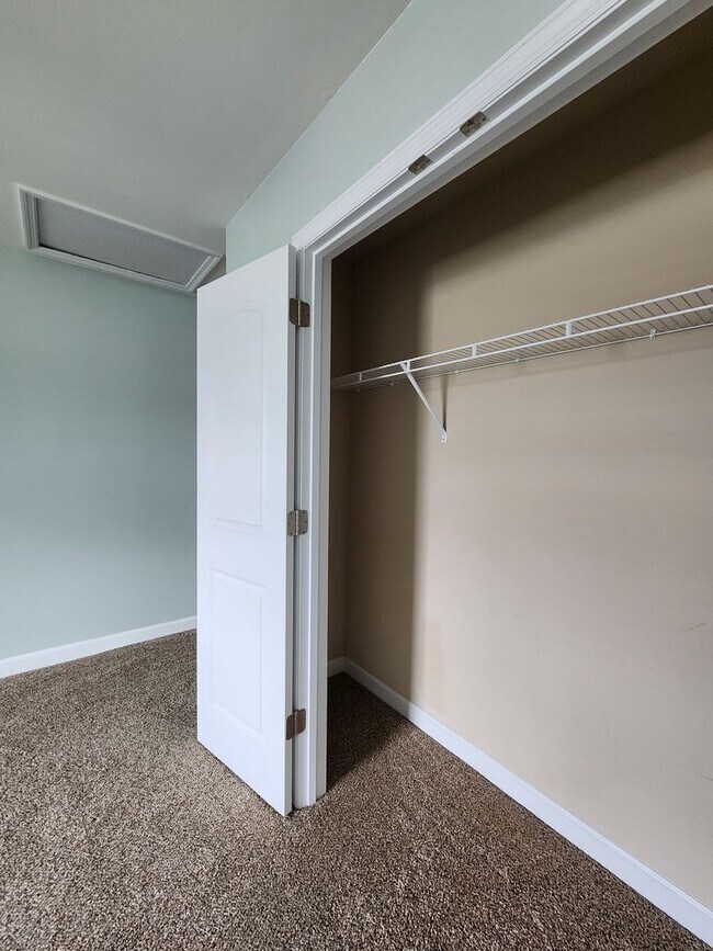 Building Photo - 208 Lockwood Ct