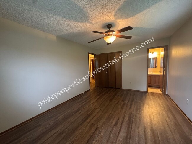 Building Photo - Post Oak Home