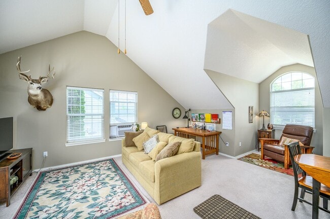 Building Photo - Large 3 Bed, 2.5 Bath Home in McMinnville-...