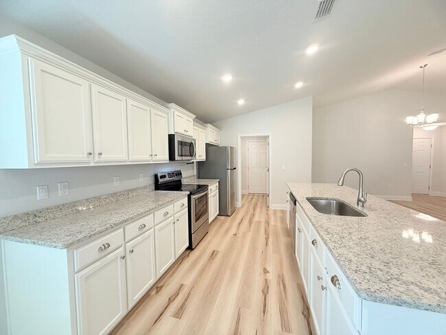 Building Photo - Modern 3 Bed/2 Bath - Prime Location