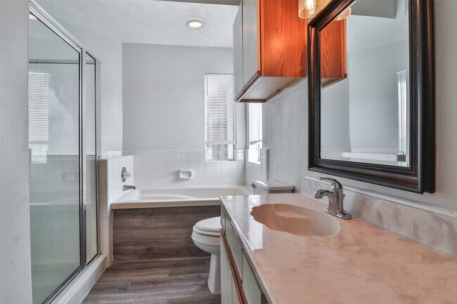 Building Photo - 10910 Scenic Dr