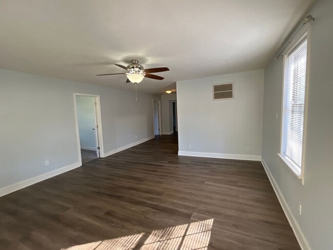 Building Photo - Charming, Spacious 3 bedroom 2 bath