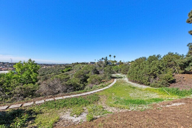 Building Photo - 700 Selma Pl