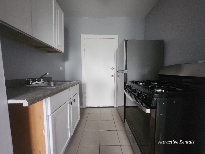 Building Photo - 358 W 74th St