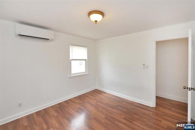 Building Photo - 3-11 Lyons Avenue Unit 1X