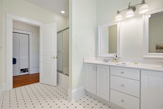 Building Photo - Downtown Raleigh Bungalow: Available September 11th