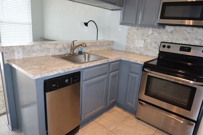 Building Photo - Wesdgewood West Campus - 1BD / !BA - 10 Ft Ceilings - Nodern Appliances - Gated - W/D -  $1000