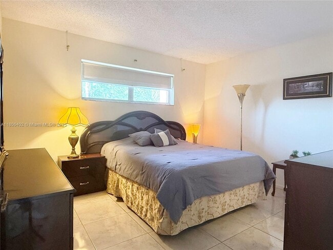 Building Photo - 9820 S Hollybrook Lake Dr