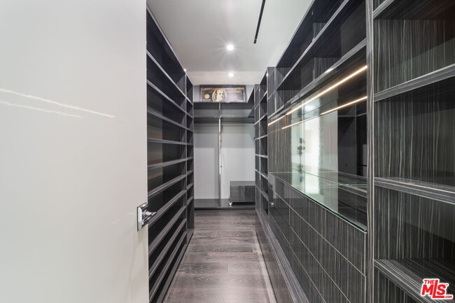 Building Photo - 511 N Rexford Dr