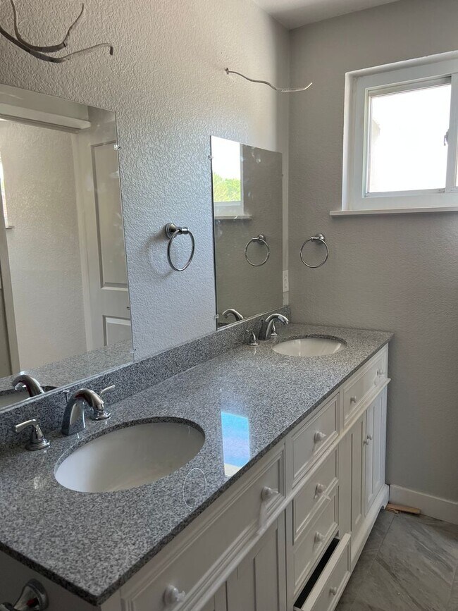 Building Photo - Rent-to-Own Ranch-Style Home in Henderson,...