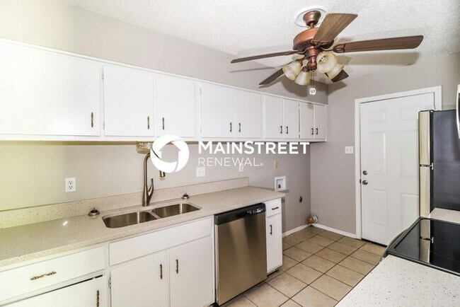 Building Photo - 3 Bedroom Pet-Friendly Home in Memphis, TN with Main Street Renewal