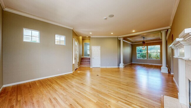Building Photo - Gorgeous Home with private yards, large de...
