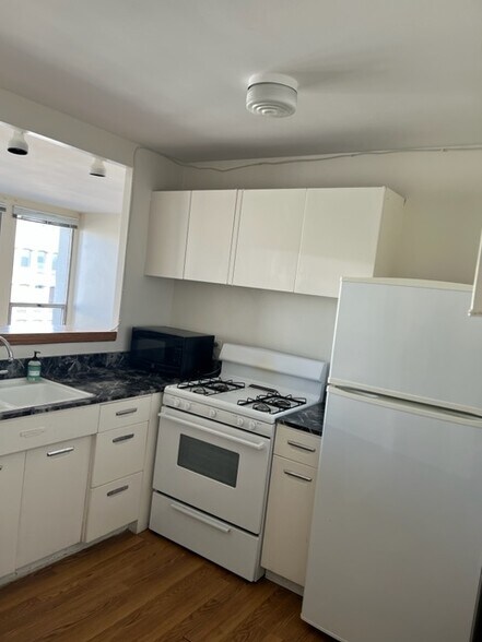 kitchen - 1450 E 55th Pl