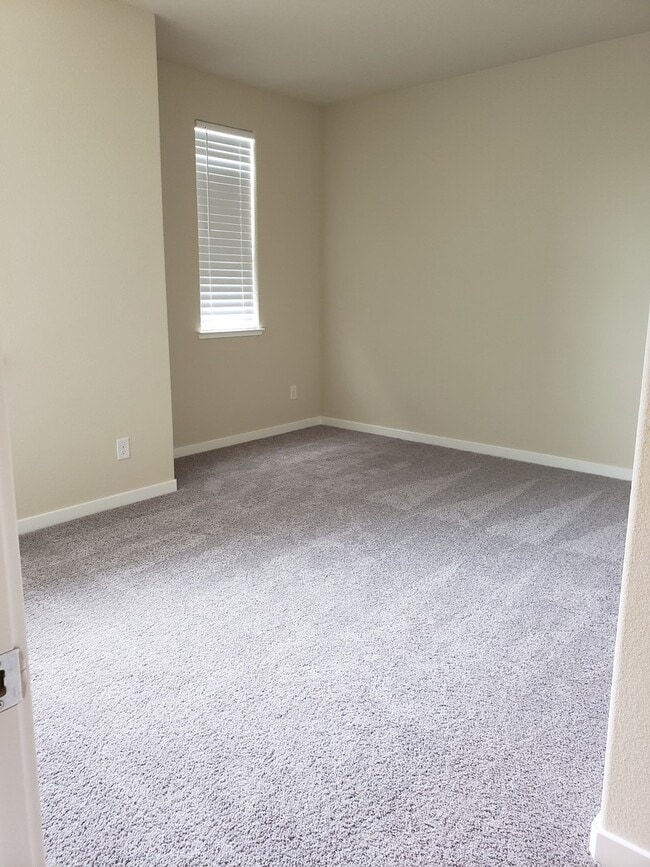 Building Photo - Beautiful Newer Development home!! In Elk ...