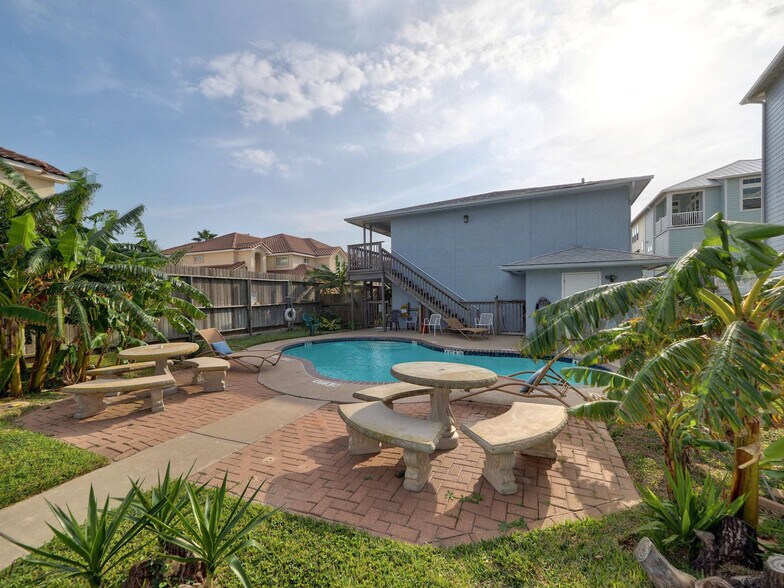 Building Photo - 14898 Granada Dr