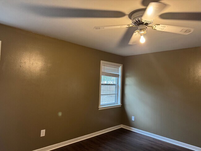 Building Photo - 3/2 Fenced Yard Covered Parking