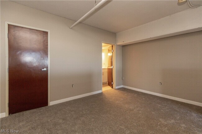 Building Photo - 1133 W 9th St