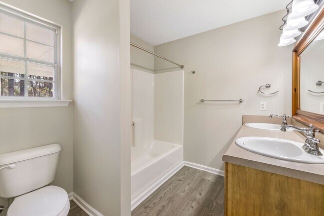 Building Photo - No HOA! Large Lot!