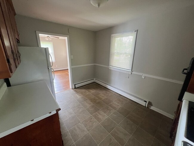 Building Photo - Very Spacious 3 bdrm/1 bth House Located i...