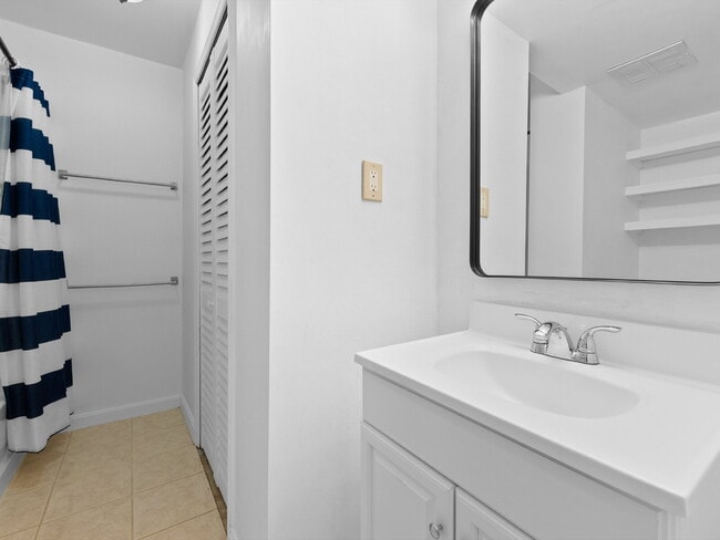 Building Photo - Spacious Reston Townhome in a Prime Centra...