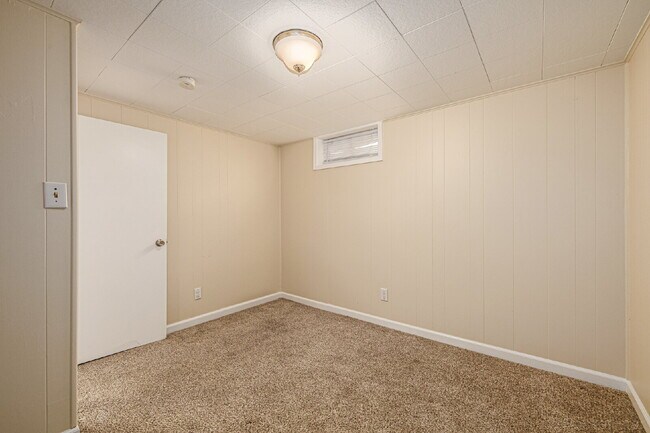 Building Photo - Lovely 5 Bed  / 2 bath in Boston Heights