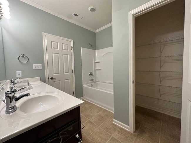 Building Photo - Townhome in a great location!