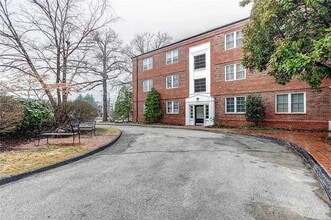 Building Photo - 925 S Hanley Rd