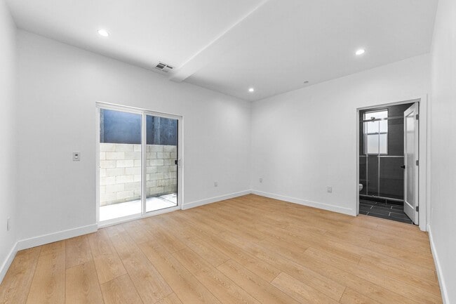 Building Photo - 1376 Edgecliffe Dr